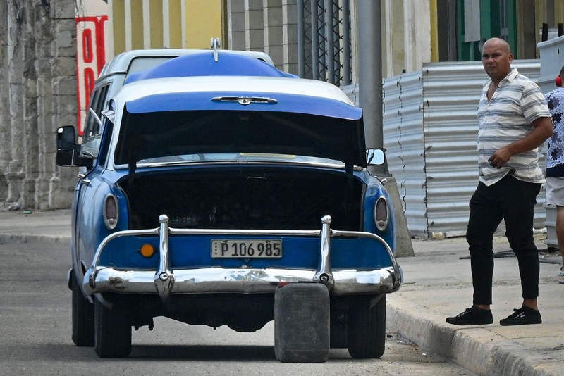 People wait for fuel at a gas station in Havana on April 14, 2023. - Cuba is experiencing a new gasoline shortage crisis because the countries that provide it with crude also face 