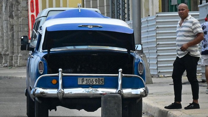 People wait for fuel at a gas station in Havana on April 14, 2023. - Cuba is experiencing a new gasoline shortage crisis because the countries that provide it with crude also face 