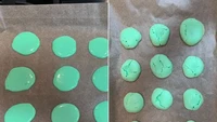 Berniat membuat macaron dengan warna hijau yang menggemaskan, seperti ada bahan yang salah di sini. Penampilannya justru mirip kue sagu yang gagal. Foto: Insider