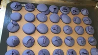 Berniat ingin mengirimkan macaron ke keluarganya, Rose terkejut melihat hasil kuenya. Kesalahan pada tepung membuat macaronnya meledak di bagian tengah. Foto: Insider