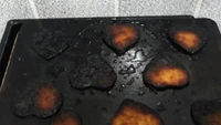 Luput menyiapkan suhu oven sesuai pada resep, wanita ini gagal menyajikan kue yang cantik. Walaupun berbentuk hati  yang sempurna tetapi kuenya gosong semua. Foto: Insider