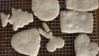Pelaku vegan ini mencoba ide membuat kue dengan bahan-bahan vegan. Ia yang kurang memahami cara pembuatannya berujung menghasilkan kue yang keras seperti batu. Foto: Insider