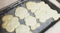 Awalnya kue ini sengaja dibentuk menyerupai beruang yang imut. Tetapi karena adonan yang mengembang dan luber, bentuknya berubah seperti monster awan. Foto: Insider