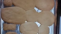 Berusaha membuat kue kering dengan bentuk yang menggemaskan, wanita ini mencoba menggunakan pemotong kue dengan bentuk yang lucu. Tetapi bentuknya berubah ketika dipanggang. Foto: Insider