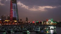 Kuwait. Negara ini terletak di ujung barat laut Teluk Persia, dan terletak di area seluas 17,800 km². Populasi Kuwait adalah sekitar 4,2 juta penduduk dimana 2,9 juta adalah ekspatriat. Lokasi yang berlimpah minyak ini telah menopang ekonominya selama beberapa dekade. Wilayah Kuwait membentang lebih dari sembilan pulau, termasuk Warbah dan Bubiyan yang sebagian besar tidak berpenghuni. AFP via Getty Images/YASSER AL-ZAYYAT
