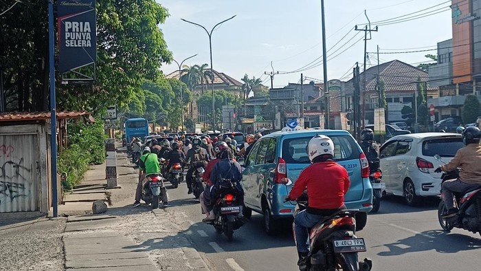 Lalin Ciputat Arah Jakarta Macet, Warga Harap Ada Pelebaran Jalan