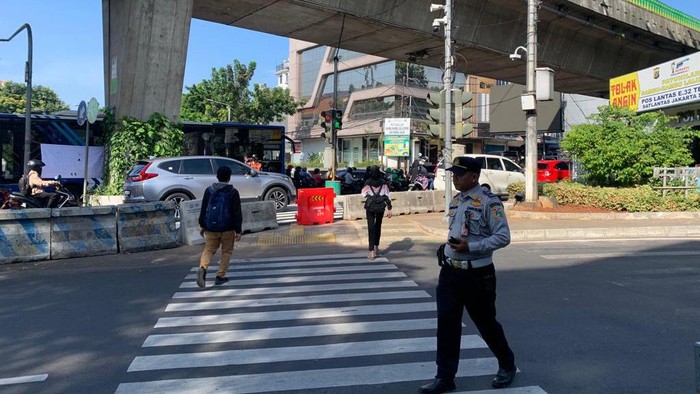 Lampu penyeberangan baru kini dipasang di persimpangan sekitar Pasar Santa, Jakarta Selatan