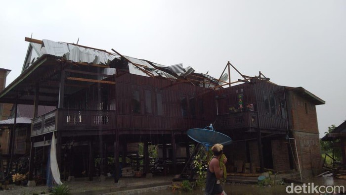 Rumah warga di Dusun Podang, Desa Lara, Kecamatan Baebunta Selatan, Luwu Utara porak-poranda setelah diterjang angin puting beliung.
