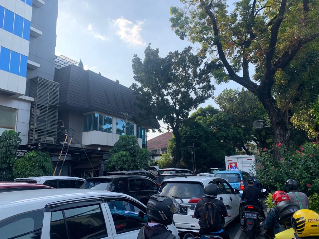Macet di Jl Ciranjang akibat simpang Santa ditutup (Mulia-detikcom)
