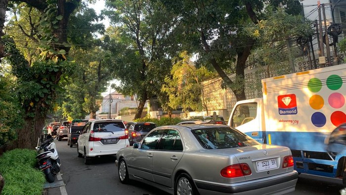 Macet di Jl Ciranjang akibat simpang Santa ditutup (Mulia-detikcom)