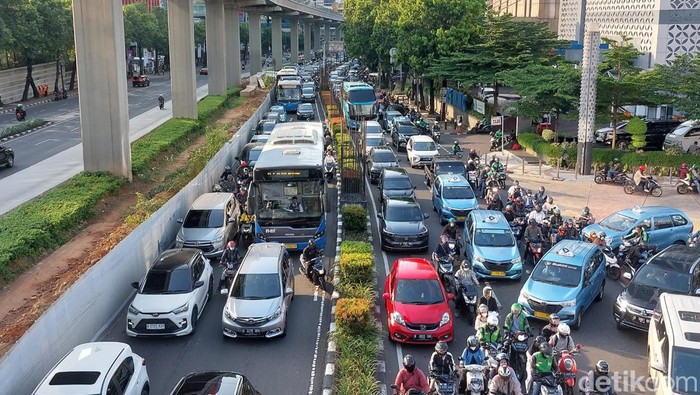 Macet di kawasan Rasuna Said arah Mampang Prapatan. (Yogi/detikcom)