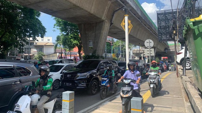 Macet di sekitar persimpangan Pasar Santa, Jakarta Selatan (Mulia-detikcom)