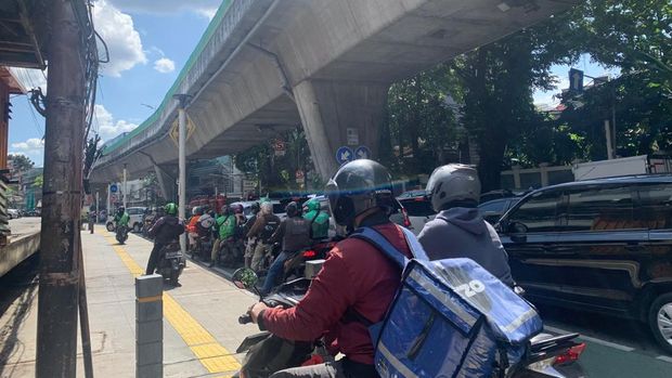 Macet di sekitar persimpangan Pasar Santa, Jakarta Selatan (Mulia-detikcom)