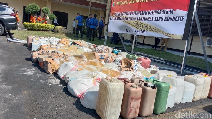 Polda Sulawesi Utara (Sulut) memusnahkan 4.608 liter minuman keras (miras) dan 18.150 butir obat keras jenis Trihexyphenidyl.