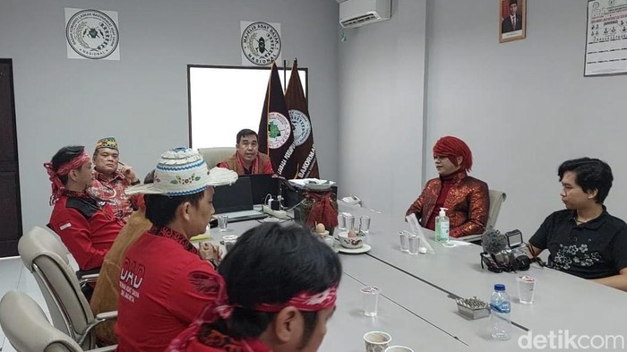 Marcel Radhival alias Pesulap Merah dikenakan sanksi adat Dayak. Sanksi dijatuhkan karena Pesulap Merah dianggap memicu kesalahpahaman saat bicara soal dukun. (dok DAD Jakarta)