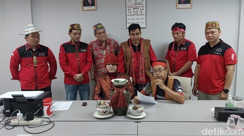 Marcel Radhival alias Pesulap Merah dikenakan sanksi adat Dayak. Sanksi dijatuhkan karena Pesulap Merah dianggap memicu kesalahpahaman saat bicara soal dukun. (dok DAD Jakarta)