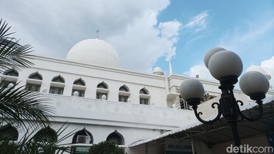 Masjid Al Azhar, Masjid Estetik Menyimpan Pohon Kurma