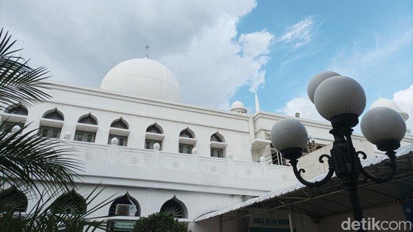 Masjid Al Azhar, Masjid Estetik Menyimpan Pohon Kurma