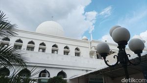 Masjid Al Azhar, Masjid Estetik Menyimpan Pohon Kurma