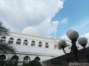 Jaksel Punya Masjid Khas China Diapit Gedung Pencakar Langit