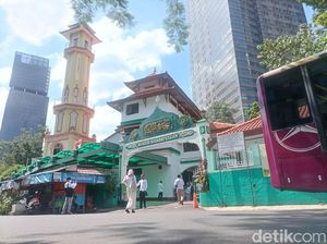 Masjid Tua Berusia 276 Tahun di Antara Gedung Pencakar Langit Jaksel