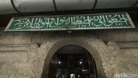 Lokasi masjid ini berada di Jalan Andi Djemma, Kelurahan Batupasi, Kecamatan Wara Utara tepat di pusat Kota Palopo dan berseberangan dengan Istana Kedatuan Luwu. (Foto: Rachmat Ariadi/detikSulsel)