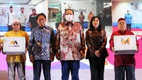 Chairman CT Corp sekaligus Komisaris Utama Bank Mega Chairul Tanjung (tengah) serta Anita Ratnasari Tanjung (2 kanan) dan Direktur Utama Bank Mega Kostaman Thayib (2 kiri), berfoto bersama setelah secara simbolis membagikan sembako kepada warga saat kegiatan Mega Peduli di sekitar jaringan kantor Bank Mega di seluruh Indonesia, di Jakarta, Senin (17/4/2023). 