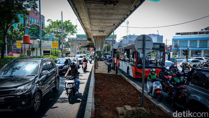 Trotoar di Simpang Santa, Jakarta Selatan, berubah fungsi menjadi jalan raya. Perubahan fungsi tersebut mengundang kritik.