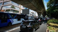 Pantauan di persimpangan Pasar Santa, masih terlihat bekas trotoar yang kini berubah jadi jalan raya. Jalur sepeda pada trotoar itu juga terkena imbas. 