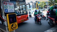 Kini, di lokasi sudah dipasang lampu untuk pejalan kaki. 