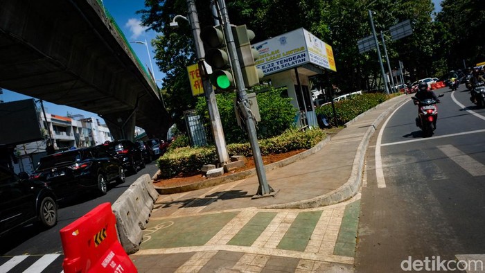 Trotoar di Simpang Santa, Jakarta Selatan, berubah fungsi menjadi jalan raya. Perubahan fungsi tersebut mengundang kritik.