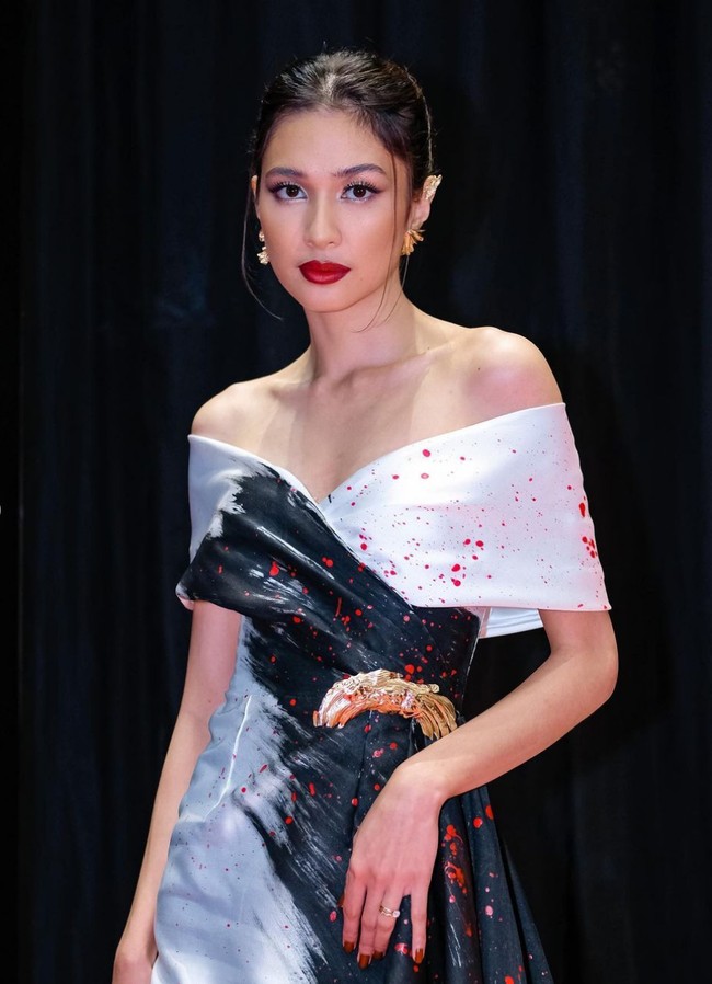 Untuk menyesuaikan tema busana, bintang serial ‘Teluh Darah’ ini memulas bibirnya dengan lipstik warna merah terang. Dia juga memakai cat kuku berwarna senada. Foto: Instagram/@miktambayong