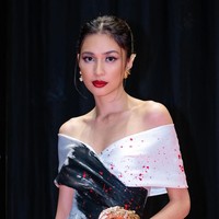 Untuk menyesuaikan tema busana, bintang serial ‘Teluh Darah’ ini memulas bibirnya dengan lipstik warna merah terang. Dia juga memakai cat kuku berwarna senada. Foto: Instagram/@miktambayong