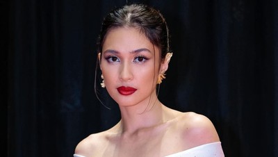 8 Gaya Mikha Tambayong Pakai Gaun Berdarah di Premiere Film Sewu Dino