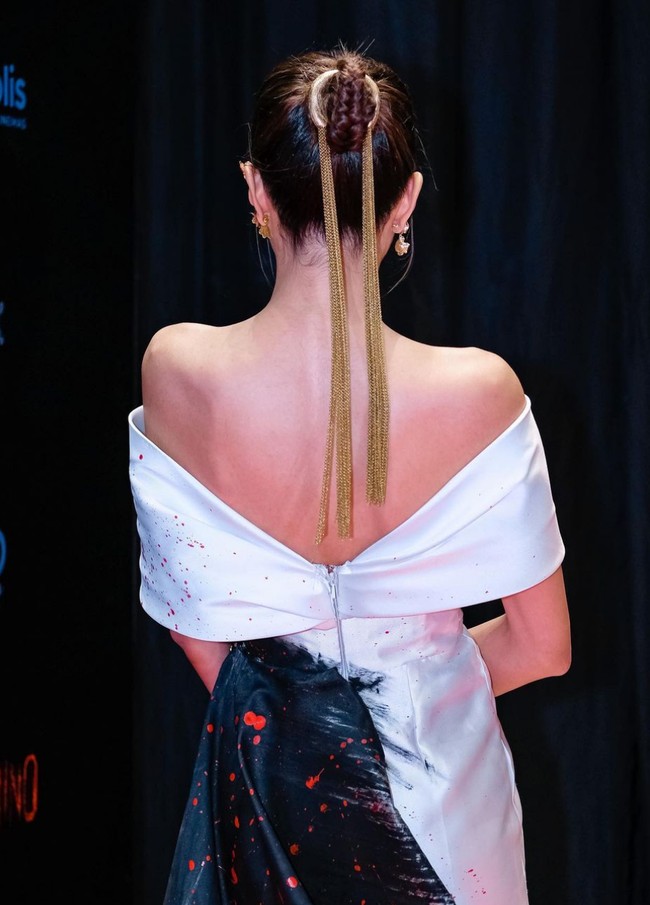 Dilihat lebih dekat, titik merah pada gaun terlihat seperti cipratan darah. Gaun yang dikenakan Mikha Tambayong sengaja dimodifikasi untuk mengikuti tema film horror yang diadaptasi dari thread Twitter fenomenal yang diunggah @SimpleMan. Foto: Instagram/@miktambayong