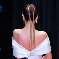 Dilihat lebih dekat, titik merah pada gaun terlihat seperti cipratan darah. Gaun yang dikenakan Mikha Tambayong sengaja dimodifikasi untuk mengikuti tema film horror yang diadaptasi dari thread Twitter fenomenal yang diunggah @SimpleMan. Foto: Instagram/@miktambayong