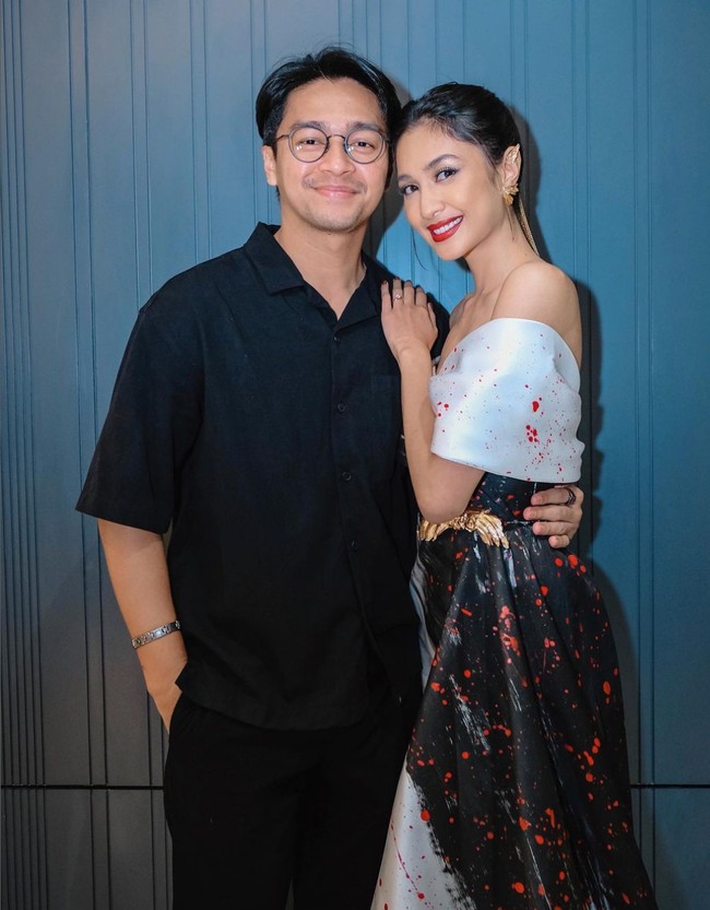 Mikha Tambayong tampak ditemani sang suami, Deva Mahenra, saat gala premier yang digelar di Senayan Park, Jakarta Pusat tersebut. Foto: Instagram/@miktambayong