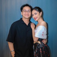 Mikha Tambayong tampak ditemani sang suami, Deva Mahenra, saat gala premier yang digelar di Senayan Park, Jakarta Pusat tersebut. Foto: Instagram/@miktambayong