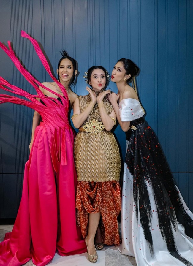 Gaun tersebut merupakan karya perancang Jacob William yang kemudian dilukis secara handmade oleh ilustrator dan stylist ternama Imelda Untoro. Foto: Instagram/@miktambayong