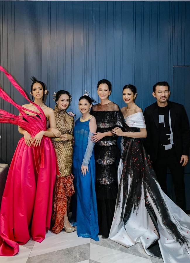 Mikha Tambayong memadukan gaunnya dengan sepatu stiletto warna gold.  Foto: Instagram/@miktambayong