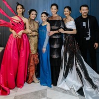 Mikha Tambayong memadukan gaunnya dengan sepatu stiletto warna gold.  Foto: Instagram/@miktambayong