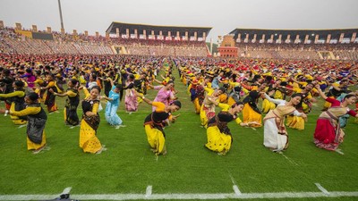 Momen 11 Ribu Penari India Pecahkan Rekor Dunia Menari Bihu