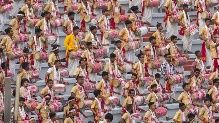 Momen 11 Ribu Penari India Pecahkan Rekor Dunia Menari Bihu Assamese dancers in traditional attire perform as they attempt Guinness World Record in the largest folk dance performance category in Guwahati, India, Thursday, April 13, 2023. (AP Photo/Anupam Nath)