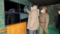Kim Jong Un juga melontarkan peringatan bahwa rudal ICBM baru itu akan membuat musuh mengalami krisis keamanan yang lebih kelas dan secara terus-menerus merasakan kegelisahan dan kengerian ekstrem dengan mengambil tindakan balasan yang fatal dan ofensif hingga mereka meninggalkan pemikiran tidak masuk akal dan sembrono.  