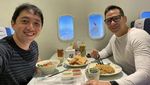 Momen Makan Bersama Ari Wibowo dan Sang Istri yang Romantis