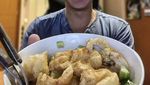 Momen Makan Bersama Ari Wibowo dan Sang Istri yang Romantis