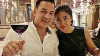 Makan di restoran mewah, dirinya dan sang istri tampak menyantap cake dengan wine yang disukai keduanya. Foto: Pool/Site