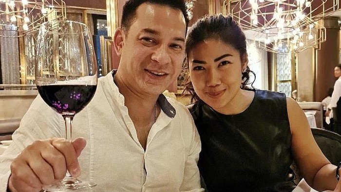 Momen Makan Bersama Ari Wibowo dan Sang Istri yang  Romantis