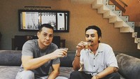 Nyantai di rumah, pose ngopi Ari Wibowo ini membuatnya tampak awet muda. Tak heran penggemarnya masih banyak. Foto: Pool/Site