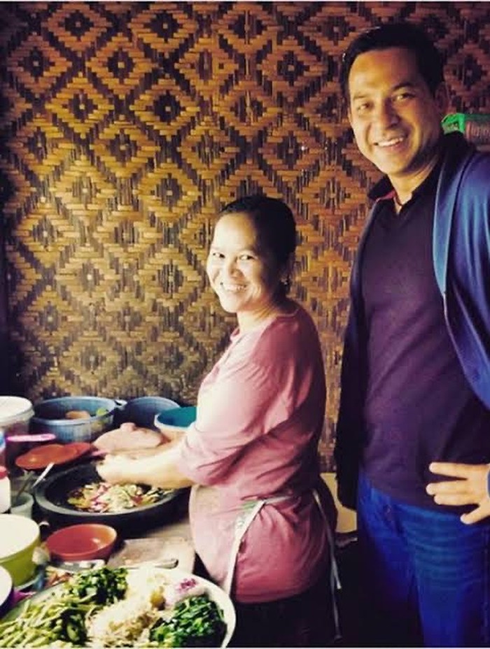 Momen Makan Bersama Ari Wibowo dan Sang Istri yang Β Romantis Momen Makan Bersama Ari Wibowo dan Sang Istri yang Β Romantis